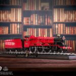 Harry Potter Poudlard Express Die Cast Train Model and Base Noble Collection