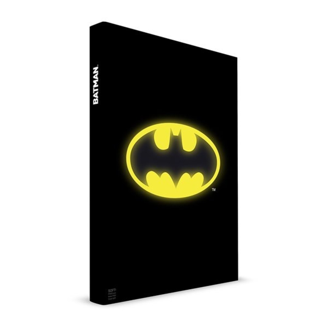 5168cc32351e19231e92db45b33663a5.jpg DC Batman Batsignal Notebook With Light - Image 1