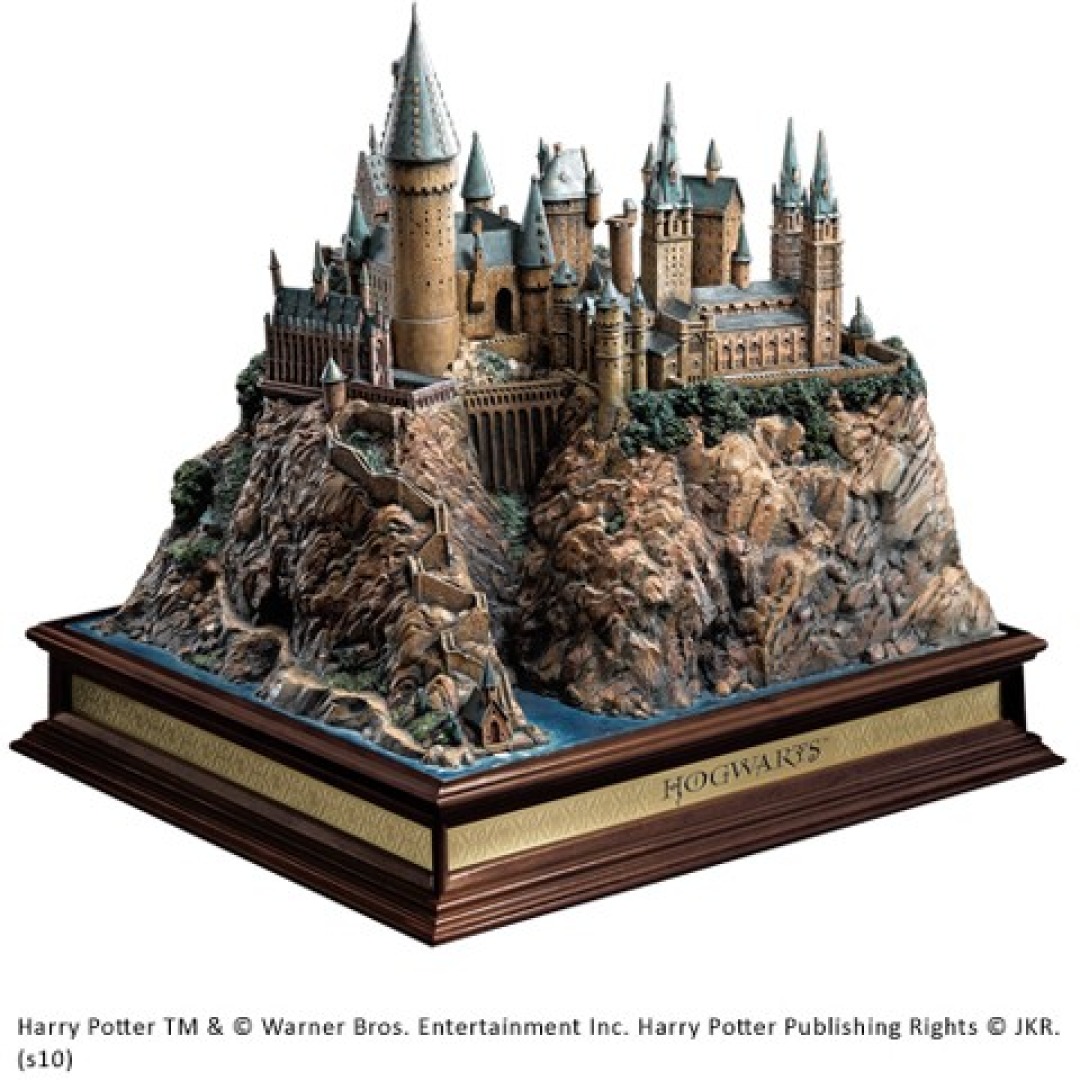 81f577827ebe25abd5904040f3939db3.jpg Harry Potter Hogwarts Castle - Image 1