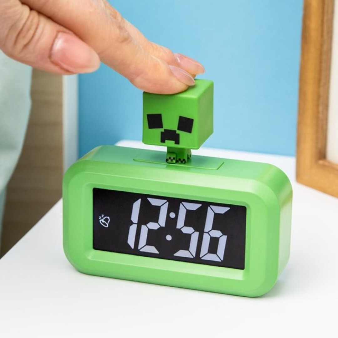 8a4bf51aa56843f3a1b676830e5cb690.jpg Minecraft Creeper Mini Figure Alarm Clock - Image 1