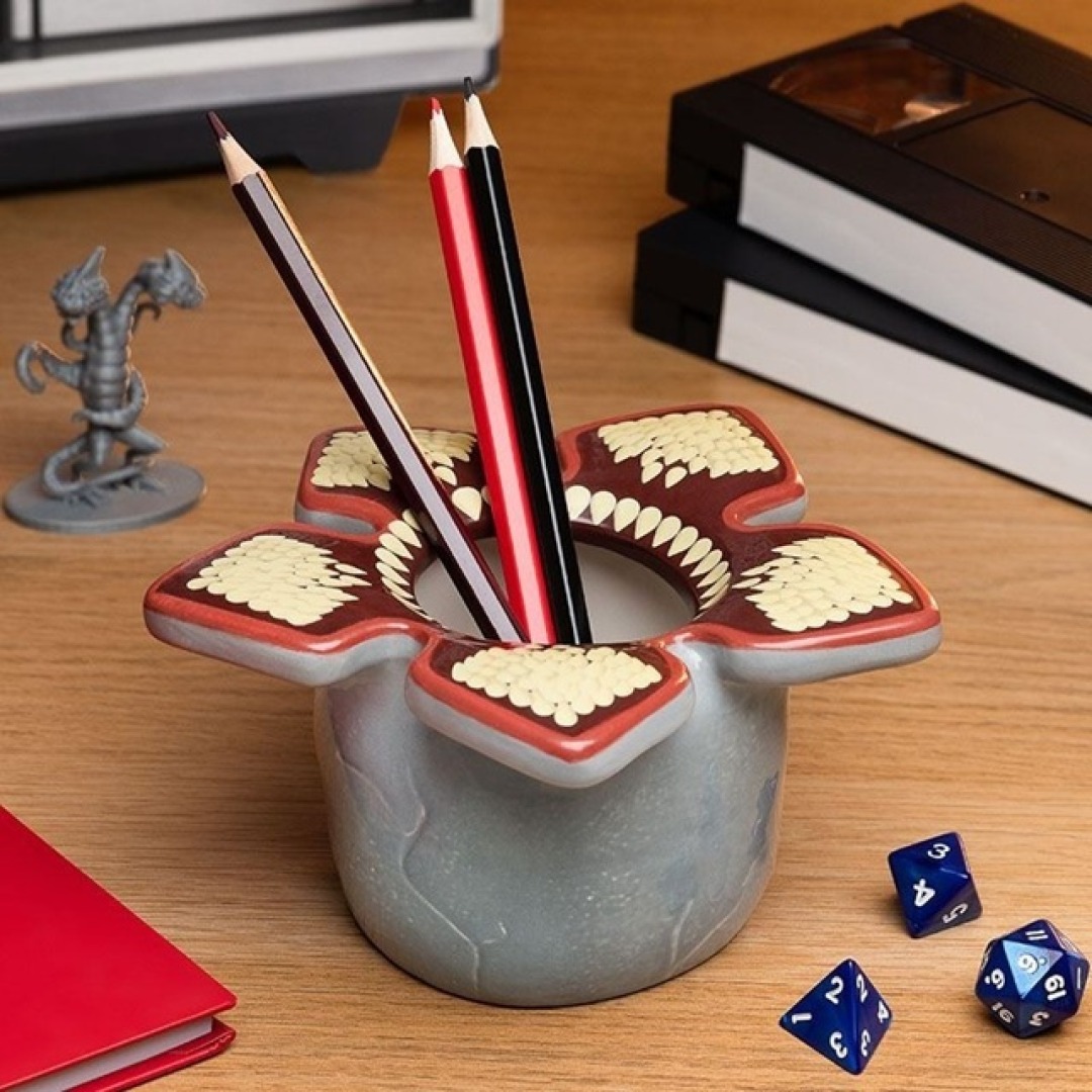 d2e2fd93db4a90076dbc22476e971bb1.jpg Stranger Things Pen & Plant Pot - Image 1