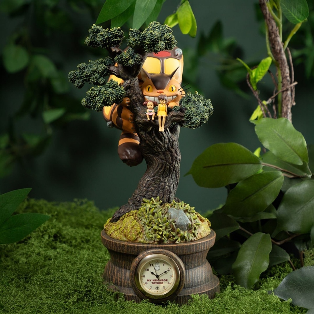 c6f7fc99edc7f3e7633033194378da53.jpg Studio Ghibli My Neighbor Totoro Mei, Satsuki & Catbus Diorama Clock - Image 1